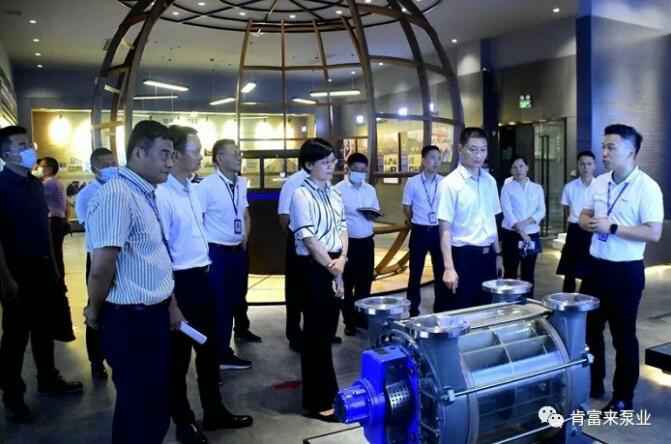 公司董事长、总经理陈迪(右一)向李军区长(右二)一行介绍米兰体育·米兰网站页面入口-米兰online(中国)产品